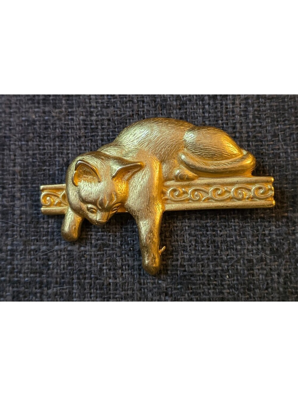 Vintage JJ Jonette Jewelry Cat on Shelf Gold Matte Tone Brooch Pin